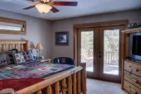 Premier Luxury Home with 7 Br/7.5 BA, Hot Tub, Game Room, Sharc Passes, A/C - Butik