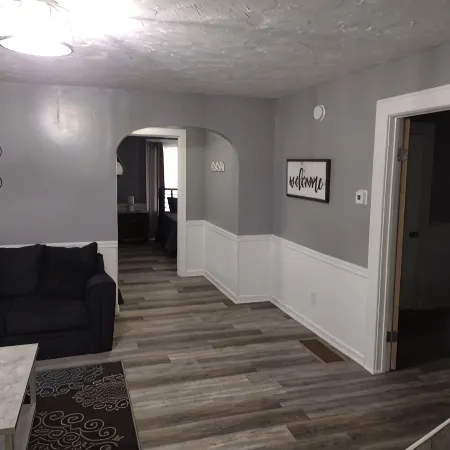 3 bedroom 1 bath. less than a mile to Union Hospital