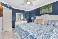 1st Floor by Pool, Beach and 3rd St. S Coffee Shops, Restaurants and Farmer Mkt - Private Pools
