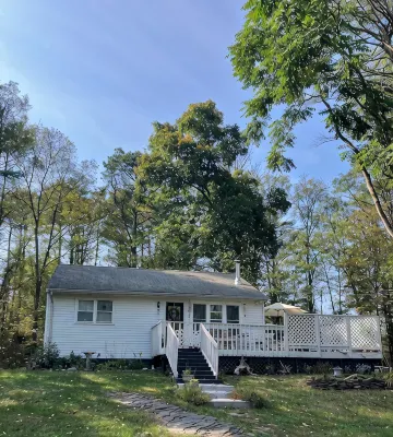 Peaceful Warm Cozy Country Cottage Nestled Beneath the Mountains, Woodstove - 3-Star