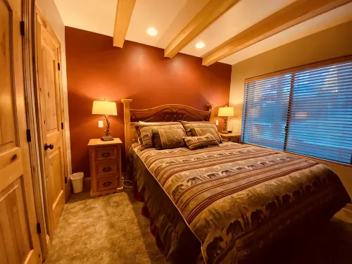 Premier 4 Bedroom, 4 Bath, by Village Gondola, Sleeps 10. 16% tax included. - Boutique