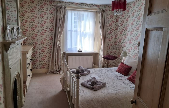 18th Century Cottage On Waterfront, Panoramic Sea Views, Courtyard Garden