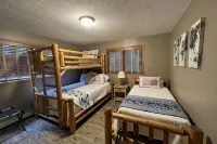 Pet-Friendly Riverfront Cabin on 5 Acres with Fast Wi-Fi in Central U.P.. - 4-Sterne