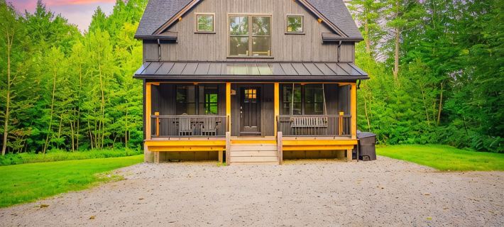 NEW Chalet 6 minutes from Sunday River! Hot tub, Sauna, Sleeps 12, Dog Friendly! Hotels in Bethel