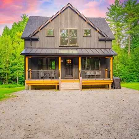 NEW Chalet 6 minutes from Sunday River! Hot tub, Sauna, Sleeps 12, Dog Friendly!
