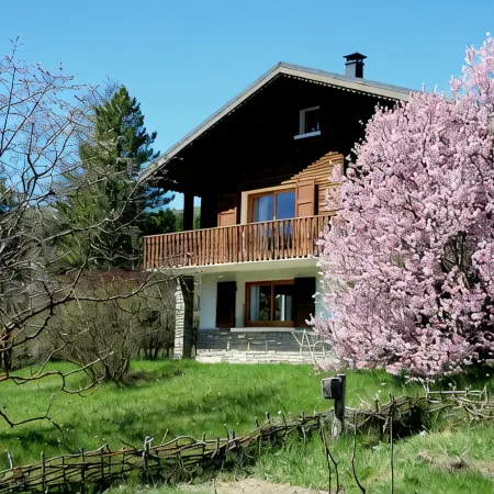 STUDIO with wooden terrace in chalet Hotels in Barcelonnette