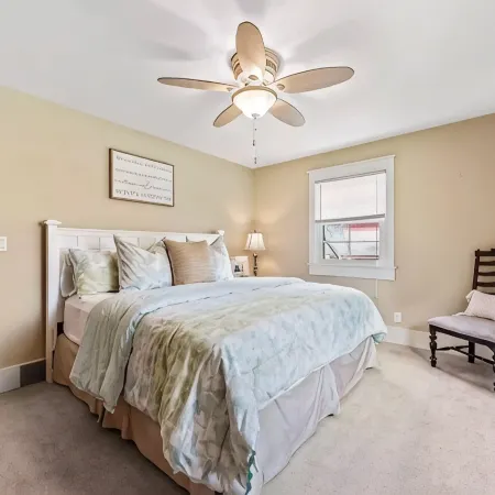 Perfect Retreat for Multi-Generational Families! Sat-Saturday Lakeside Rental.