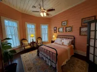 Charming & Cozy Victorian in Quiet Residential Setting - 4성급