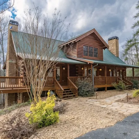 Luxury Log Cabin + Hot Tub + Mins to Downtown Dahlonega