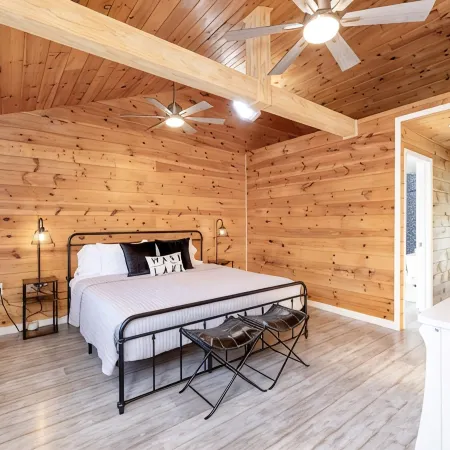Island Cottage w/ Pool Table & Walking distance to Cranberry!