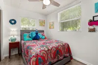 One of a Kind Vintage Lakefront Getaway on Lake Dunlap--W/D, fire pit, 4 tvs - 3-Star