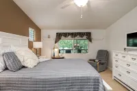 Very peaceful Home with Lake Barkley in your back yard! Private Dock Sleeps 8 - 3-Star