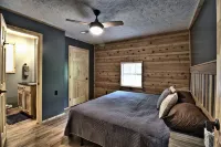 Moonshine Cabin with a nice yard on the creek in the shadows of the Smokies - Hot Tub