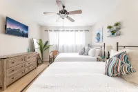 NEW Ocean Eyes/3 Blocks to Beach/Backyard Oasis/Massage Chair/Bikes/lLaundry - Condos