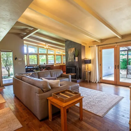 Sparkling Clean Mid Century Modern Home in Ferry Street Bridge Area