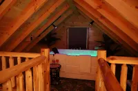 ParadisePeak Hummingbird Cabin with Indoor Jacuzzi in the Heart of Amish Country - Badekar