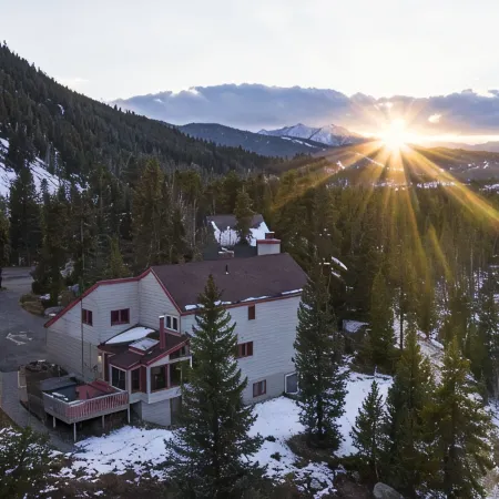 Keystone Resort Escape! Location! 360 Views, Trails, Snake River, HotTub, Pets