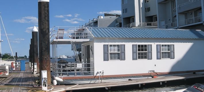 Houseboat in Boston Harbor Wifi A/C /Heat  Be rocked to sleep Hotels in Boston