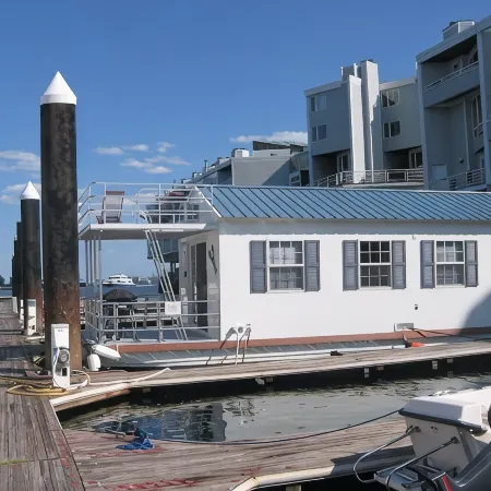Houseboat in Boston Harbor Wifi A/C /Heat  Be rocked to sleep