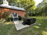 Lux Historic Schoolhouse with Hot Tub. - Country Houses