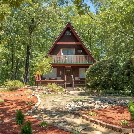 Woodsy Cabin Perfect for a Couple or a Group!