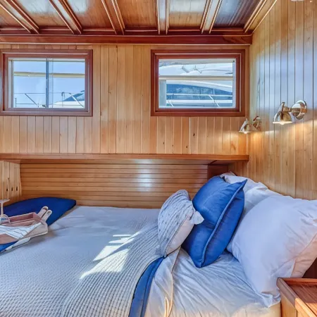 Spacious 46' Yacht: Luxury, kayaks, walk to town