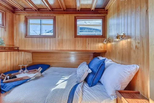 Spacious 46' Yacht: Luxury, kayaks, walk to town - Wifi