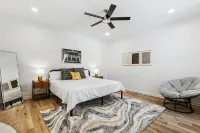 Venetian Gardens Oasis Near Beach W/ Hot tub and Arcade - Boutique