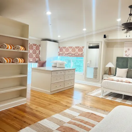 Coastal Treehouse, Heart of Destin! Walk to beach! Massive Balcony w/ Lake Views