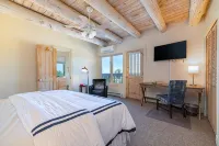 Charming Santa Fe Adobe Home 2 BR w/Elevated Views - Jacuzzi