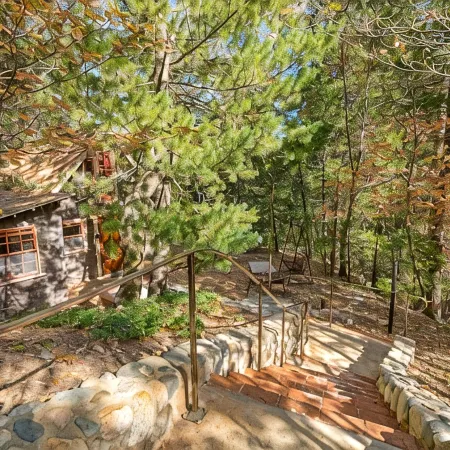 Fairytale Themed Secluded Cabin- Pets ok, King Bed, Fast Wi-Fi!