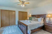 Cozy modern 2BR w/ workspace near Main St - 4-Star