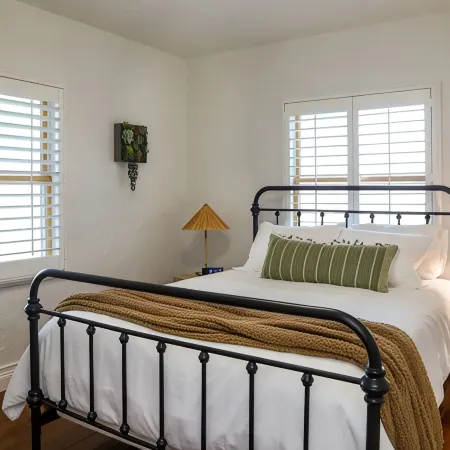 Modern Pet-Friendly Farmhouse, Pool,Games, Sleeps 8, 3 Bed and 2 Bath, Basement