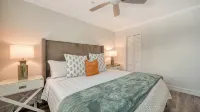 Stunning 1-Bedroom, Remodeled Apartment Overlooking Pool Near the Beach - 4 estrellas