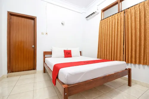 RedDoorz Plus Near Alun Alun Selatan - Pensionat