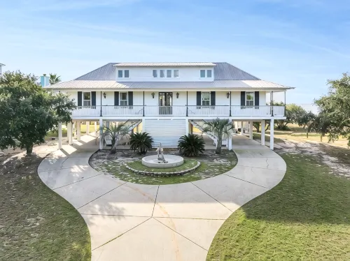Beachfront Property in Ocean Springs, Overlooking the Gulf of Mexico. Sleeps 14 - Beach