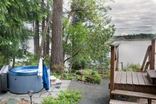 Stunning Waterfront - Pnw Gem  Hot Tub, Mountain Views, Fireplace - 4-Sterne