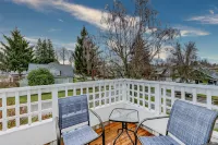 The Pine House: Unit A (near 6th Ave, UPS, UW, and Point Ruston) - balcony