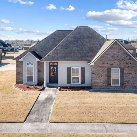 Just minutes from LSU, SU & Downtown Baton Rouge!