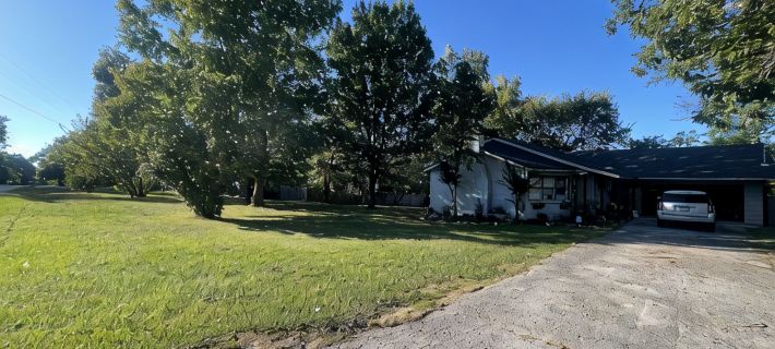 Newly renovated home located within walking distance of Lake Fayetteville & Park Hotéis em Springdale