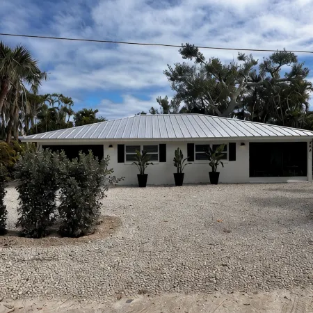 On the Ground - No Stairs - Walk to Beach / Close to Causeway