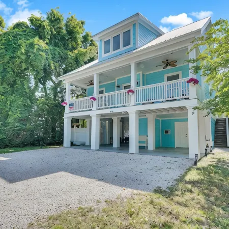 Luxury Tybee Beach House: Sleeps 10. Close to Town and the Beach