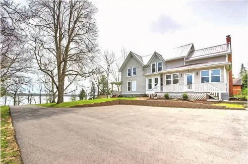 Beautiful 5 bedroom Lake House across the street from Cayuga Lake. - 4 étoiles