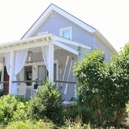 Jamestown: Cozy Coastal Cottage in Town Near Beaches & Newport, Dogs OK!