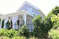 Jamestown Cozy Coastal Cottage in Town Near Beaches & Newport Just Opened 9/2-5 - Wi-Fi