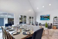 Peaceful vacation retreat on SSI within walking distance of beach & Pier Village - 부티크