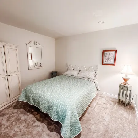 Cozy up in this private bungalow in the trees close to trailheads & shopping