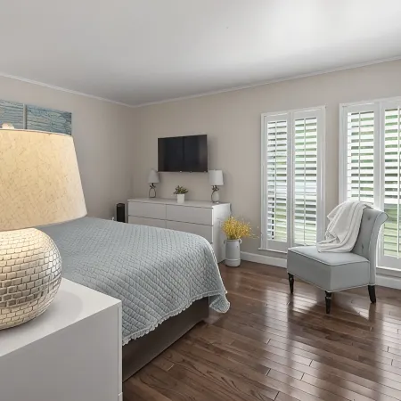 Renovated, Ground Level, 2 Br 2 BA, WiFi, Cable, Pool. 4 Individuals Max.