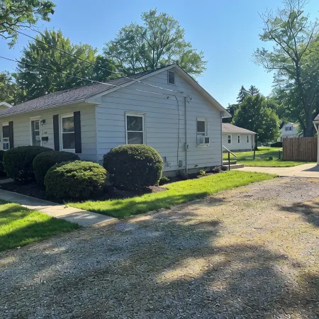 Avon Lake Updated 2 Bedroom Cottage near Lake Erie on Very Quite Wooded Street