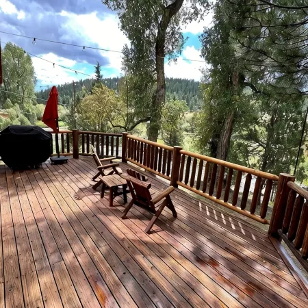 Beautiful log home-dog friendly, creek & mountain views,close to national parks